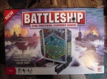 
						Edição revisada do clássico jogo Battleship.<br />
Sua missão: Ser o primeiro jogador a identificar e destruir cinco navios do inimigo e resgatar seu homem capturado.<br />
Atua basicamente do mesmo modo do Battleship original, com algumas exceções... agora existem pequenas ilhas no playfield onde seu homem capturado será ocultado. Além disso, o cruzador três-furos foi substituído com uma plataforma de armas 3-furos (com os 3 furos sendo num padrão triangular) e cinco furos do porta-aviões que não estão mais em linha reta.<br />
<br />
A grade vertical (onde você marca seus sucessos e falhas) também foi redesenhada com uma grade de plástico transparente com um pedaço de mapa removível. Uma vez que o jogo acabou, apenas levante o mapa removível e você pode ver instantaneamente como próximo (ou quanto) você estava para ganhar o jogo!!!!					
				 -  Jogos de Guerra -  Dedução; Jogo Infantil -  Posicionamento Secreto