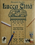 
						Lucca Città é um jogo de cartas muito inteligente e elegante. Ele possui um deck de 110 cartas, divididas em 96 partes de Palácio, 4 torres, 5 brasões e cinco quartéis. Cada jogador tenta aumentar a fama de sua família construindo palácios e muros, e dando festas nos palácios concluídos.<br />
<br />
Durante seu turno, o jogador escolhe um trio de cartas da mesa e usa-os para construir seus edifícios. Recursos e tempo são muito limitados, e você precisa de um planejamento cuidadoso para ser o vencedor no final do jogo.					
				 -  Jogos de Estratégia -  Jogo de Cartas -  Colecionar Componentes