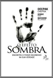 O conflito entre quem somos e quem queremos ser encontra--se no a^mago da luta humana. A dualidade, na verdade, esta´ no centro da experie^ncia humana. A vida e a morte, o bem e o mal, a esperanc¸a e a resignac¸a~o coexistem em todas as pessoas e manifestam sua forc¸a em todas as facetas da vida. Se sabemos o que e´ a coragem, e´ porque tambe´m experimentamos o medo; se podemos reconhecer a honestidade, e´ porque ja´ encontramos a falsidade. No entanto, a maioria de no´s nega ou ignora nossa natureza dualista.