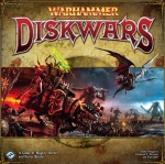 
						Situado no meio da guerra constante do Velho Mundo, Warhammer: Diskwars é um jogo de batalhas ferozes para dois à quatro jogadores. No centro dos conflitos do jogo estão os seus discos, que representam heróis e unidades de todo o Velho Mundo. Durante o jogo, você ativa esses discos, lançando-os sobre a extremidade final para movê-los em todo o campo de batalha e posicioná-los para atacar.<br />
<br />
Com uma série de cartas de terreno, objetivos, cartas de comando e mais de sessenta discos para quatro corridas do jogo, o conjunto básico inclui tudo que você precisa para construir seus primeiros exércitos e mergulhar para a briga!					
				 -  Jogos Customizáveis -  Ação e Destreza; Fantasia; Segunda Guerra Mundial; Fantasia -  Jogadores com Diferentes Habilidades; Administração de Cartas; Campanha/ Batalhas Dirigidas por Cartas; Eliminação de Jogadores