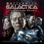 
						O jogo ambienta os participantes no seriado Battlestar Galactica e consegue reproduzir as situações que os personagens da TV sofriam durante os episódios. Cada um joga com um personagem da série, divididos em 4 grupos: Líder Político, Líder Militar, Piloto e Suporte.<br />
<br />
O jogo é cooperativo onde todos os participantes fazem parte da tripulação da espaçonave Battlestar Galactica. Como no seriado, a diversão do jogo é a ameaça Cylon e um ou mais dos jogadores está infiltrado na nave para impedir que os humanos cheguem ao planeta Kobol e ganhem a partida. Os Cylons conseguem se passar por humanos e causam intriga na nave, sabotando e dificultando as tarefas dos humanos.					
				 -  Jogos Temáticos -  Blefe; Tema de Cinema/TV/Rádio; Dedução; Ficção Científica -  Administração de Cartas; Jogadores com Diferentes Habilidades; Jogo em Equipe; Seleção de Cartas