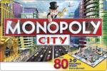 
						Como no tradicional jogo Monopoly, esta versão trata da mesma abordagem de comprar e vender propriedades, construir sobre elas e obter lucro quando outro jogador para na referida propriedade.<br />
<br />
No entanto existem muitas diferenças para os jogos conhecidos pela maioria dos entusiastas em Monopoly. Algumas novidades são, por exemplo, o fato de poder construir mesmo tendo apenas parte das propriedades da mesma cor e não mais a totalidade delas. Outra diferença marcante é a de poder construir vários outros tipos de prédios como residenciais, industriais, estádios, arranha-céus, prédios ???bonus??? e também prédios ???prejudiciais??? aos demais jogadores.<br />
<br />
Além disso, a dinâmica do jogo leva a inúmeras variantes para se obter e para perder o dinheiro que o jogador conseguiu. Este fato pode levar a um jogo mais demorado, mas com surpresas emocionantes escondidas, por exemplo, nas famosas cartas ???Chance??? (Chance).<br />
<br />
De fato, as novidades são instigantes e depois de iniciar a partida, os jogadores terão de realizar muitos negócios para permanecerem ???vivos???, uma vez que os novos mecanismos de compra-venda geram intensas negociações.<br />
<br />
Acompanham o jogo 80 peças de variadas construções (todas em 3-D), tabuleiro especial com área destinadas às construções, 6 peões de metal, 25 cartas Chance, 25 cartas de Propriedades, 6 cartas Reminders (Guia de Referência Rápida do Jogo), uma carta Rent Dodge (Carta que livra quem a possui de pagar aluguel na sua vez, sendo devolvida depois) uma ???Unidade de Negociação??? que funciona com 2 pilhas AAA e serve para realizar leilões de propriedades e para indicar o número de construções que poderá fazer nas suas propriedades. (nº aleatório que varia de 1 até 3)<br />
Editar<br />
 					
				 -  Jogos Familiares -  Jogo de Dados; Economia; Exploração; Humor -  Negociação; Colecionar Componentes; Leilão; Rolagem de Dados