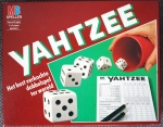 
						Yahtzee é ??????um jogo clássico de dados jogado com 5 dados. O turno de cada jogador consiste em lançar os dados até 3 vezes na esperança de fazer uma das 13 categorias. Exemplos de categorias são: três de um tipo, 4 de um tipo, em linha reta, full house, etc <br />
<br />
Cada jogador tenta preencher uma pontuação para cada categoria, mas isso nem sempre é possível. Quando todos os jogadores pontuaram ou tiveram zero para todas as 13 categorias, o jogo termina e a pontuação total é comparada.<br />
<br />
O tradicional (domínio público) jogo Yacht antecede o jogo com marca registrada, e tem pontuação ligeiramente diferente.					
				 -  Jogos Familiares -  Jogo de Dados; Jogo de Cartas; Economia; Educacional -  Colecionar Componentes; Papel e Caneta; Rolagem de Dados; Jogadores com Diferentes Habilidades