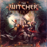 
						Em The Witcher: Adventure Game, os jogadores assumem papéis específicos, como Geralt ou Triss Merigold, e deve combater os inimigos do Universo Witcher criado pelo autor Andrzej Sapkowski: Trolls, Nidhogg, Frighteners, Griffins, Kikimores e Leshens, entre outros. A jogabilidade envolve cartas, dados e moedas.<br />
<br />
The Witcher Adventure Game leva os jogadores em uma viagem através do mundo de Witcher enquanto eles assumem os papéis de quatro personagens distintos conhecidos a partir dos livros e jogos de vídeo-game: Geralt of Rivia, assassino de monstros; Triss Merigold, astuta feiticeira; Yarpen Zigrin, guerreiro anão; e Dandelion, bardo malandro. Cada personagem tem habilidades únicas e múltiplas formas de superação de obstáculos - a escolha é sua: você luta contra todos para a vitória, invoca o teu charme ou tenta sua mão em diplomacia?<br />
<br />
Uma variedade de missões convidam os jogadores para caçar monstros, ganhar ouro e interagir com os personagens que se encontram em uma teia de alianças e traições - um passeio selvagem que começa assim que você sentar para jogar, graças a clareza de regras simples e mecânicas intuitivas. Os jogadores podem ajudar um ao outro de vez em quando, mas não se engane - só pode haver um vencedor!<br />
<br />
The Witcher Adventure Game estimula uma variedade de estilos de jogo - personagens diferentes tendem a usar meios alternativos para atingir seus objetivos. Você pode fazer com que os inimigos ao redor sintam a espada de Geralt - ou suborná-los com ouro e ameaçar chamar amigos poderosos com Dandelion. Se uma situação exige força nos números, Yarpen tem sua própria sociedade de anões para comandar e Triss pode confiar em sua habilidade com a magia para salvar o dia. Você pode escolher entre qualquer um dos quatro personagens. Cada personagem tem habilidades únicas e seu próprio baralho de cartas para o Desenvolvimento. Como resultado, cada vez que você jogar, você pode descobrir algo novo para experimentar personagens -  Jogos Temáticos -  Aventura; Fantasia; Viagem; Música -  Jogadores com Diferentes Habilidades; Rolagem de Dados; Colecionar Componentes; Movimento de Área