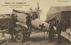 Fora de combate, aviadores britannicos com um aeroplano allemão capturado : [Guerra 1914-1918]. - [S.l. : s.n., 1914-18] (Inglaterra). - 1 postal : castanho ; 9x14 cm