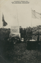 Monumento eregido pela Cruz Vermelha Portugueza em Ambleteuse-Pas de Calais : [Guerra 1914-1918] [1919-20]. - 1 foto : maqueta de postal, p&b ; 13,5x9 cm
