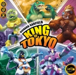 
						Em King of Tokyo, você joga com monstros mutantes, robôs gigantes e outras criaturas - os quais estão felizes em bater uns aos outros em um ambiente alegre, a fim de tornar-se o primeiro e único Rei de Tóquio.<br />
<br />
No início de cada turno, você rola seis dados. Os dados mostram os seis seguintes símbolos: 1, 2 ou 3 pontos de destruição, energia, cura e Whack. Ao longo de três lances sucessivos, escolha se quer manter ou descartar cada dado, a fim de ganhar pontos de destruição, acumular energia, restaurar a saúde, ou bater nos outros jogadores para que todos entendam que Tóquio é seu território.<br />
<br />
O jogador mais feroz será coroado Rei de Tóquio ... e vai acabar enfrentando todos os outros monstros sozinho!<br />
<br />
Tudo isso com cartas especiais compradas com energia que têm um efeito permanente ou temporário, como o cultivo de uma segunda cabeça que lhe concede um dado adicional, armadura corporal, raio da morte, e mais...<br />
<br />
A fim de ganhar o jogo, é preciso ou destruir Tóquio, acumulando 20 pontos de destruição, ou ser o único monstro sobrevivente.					
				 -  Jogos Familiares -  Tema de Cinema/TV/Rádio; Jogo de Dados; Economia; Ficção Científica -  Rolagem de Dados; Ação Simultânea; Construção de Baralho/Peças; Jogadores com Diferentes Habilidades