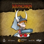
						Entre na Dungeon e explore seus mistérios! Abra portas secretas e mate todos os monstros que cruzarem seu caminho. Trapaceie seus colegas. Pegue todo o tesouro para você e saia correndo. Seja sincero: Você adora isso!<br />
Este jogo contém a essência da Experiência Dungeon??? sem toda a complexidade do RPG. Tudo que você precisa é juntar alguns amigos, matar uns monstros e pegar seus valiosos tesouros. Itens poderosíssimos como uma ???Bandana de Machão??? ou as famosas ???Joelheiras da Sedução???. Calçe as ???Botas de Chutar a Bunda??? ou talvez use sua ???Serra Elétrica de Mutilação Sangrenta???.<br />
Dê início à sua saga massacrando ???Rãs Voadoras??? ou um ???Troll da Internet???, para quem sabe um dia ter o prazer de matar o temível ???Dragão de Plutônio???.<br />
Rápido e leve, Munchkin vai levar qualquer grupo de jogadores de RPG à loucura! E, enquanto todos estiverem rindo, você pode roubar suas coisas.					
				 -  Jogos Temáticos -  Jogo de Cartas; Fantasia; Humor; Náutico -  Administração de Cartas; Jogadores com Diferentes Habilidades; Rolagem de Dados; Posicionamento Secreto