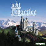 
						Em Castles of Mad King Ludwing - um jogo com colocação de peças ??? jogadores possuem a tarefa de construir um fantástico e extravagante castelo para o Rei Ludwig II da Bavaria... uma sala por vez. Como sabem, o Rei amava castelos, tendo construído Neuschwanstein (o castelo que inspirou os castelos do parque temático da Disney). Mas agora ele encomendou a você construir um maior e melhor castelo jamais levantado ??? sujeito, é claro, a seus caprichos constantes de mudança. Cada jogador atua como um construtor, que vai adicionando salas ao castelo que está construindo enquanto vende seus serviços a outros jogadores.<br />
<br />
Após cada rodada de compra, um novo jogador se torna o mestre construtor que define os preços para um novo conjunto de cômodos. Após várias rodadas, o jogo termina, e em seguida, são atribuídos pontos adicionais para alcançar objetivos bônus, tendo os quartos mais populares, e ser o mais sensível às exigências do rei, que muda a cada jogo. Quem acabar com o maior número de pontos de castelo ganha o jogo.					
				 -  Jogos de Estratégia -  Pós-Napoleão; Jogo de Cartas; Construção de Cidades; Fantasia -  Colocação de Peças; Colecionar Componentes; Construção a partir de Modelo; RPG