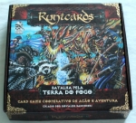 
						Runicards é um jogo de cartas que poderá ser aproveitado em dois modos de jogo diferentes:<br />
<br />
MODO AVENTURA (Cooperativo) ??? cada participante escolhe um herói e o grupo deve derrotar monstros e enfrentar desafios em uma história empolgante e divertida!<br />
<br />
MODO IMP??RIO (competitivo) ??? os jogadores devem dominar o mapa de jogo construindo cidades em torno de seus castelos e contratando monstros para atacar os impérios rivais.<br />
<br />
No modo Aventura, o jogador deve escolher um herói (no jogo base estarão disponíveis 4: Feiticeira, Ladra, Paladino e Ranger) e montar seu baralho heroico, que será seu conjunto de habilidades disponíveis, em adição à habilidade descrita na carta do personagem.<br />
<br />
Após essa etapa, é selecionada a aventura a ser jogada, que consiste em uma combinação de 3 cartas: Aventura, Conquista e Covil. A carta de Aventura conta um pouco da história que será jogada, como uma introdução ao tema. A carta de Covil é a que determina qual será o Vilão do jogo. Enquanto a carta de Conquista apresenta um desafio aos jogadores que, se alcançado, oferece um bônus que facilita a vitória do grupo.<br />
<br />
No decorrer da Aventura, os heróis enfrentarão desafios (que podem ser cartas de Armadilhas, Maldições, Cenários e Pulsos de Poder Rúnico) e monstros. Após derrotar os monstros em batalhas, os heróis ganham pontos de experiência, que podem ser usados para comprar cartas de itens, subir o nível do personagem ou comprar novas cartas de habilidades para o seu baralho.<br />
<br />
Já no Modo Império, o jogo passa a contar com um ???mapa??? formado por tabuleiros individuais. Cada um desses tabuleiros representa um tipo de recurso que pode ser obtido pelos jogadores para desenvolver seu império ou alimentar os poderes de suas construções. Existem 4 tipos de Tabuleiros de Recurso: Fazenda, Tesouro, Madeira e Mana Rúnico.<br />
<br />
Os jogadores posicionam seus tabuleiros de recurso lado a lado, da maneira que p -  Jogos Temáticos -  Fantasia; Luta; Jogo Festivo; Humor -  Administração de Cartas; Cooperativo; Campanha/ Batalhas Dirigidas por Cartas; Jogadores com Diferentes Habilidades
