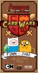 
						Adventure Time: Card Wars é o jogo de cartas mais épico já encontrado na Terra de Ooo, ou em qualquer outro lugar! No episódio Adventure Time -Card Wars-, Jake implora à Finn para jogar seu jogo de cartas favorito de negociação. Finn aceita, apesar das advertências de Beemo sobre como muito competitivo Jake pode ser durante o jogo. Finn e Jake batalha um contra o outro para decidir quem será o Dweeb e quem vai ser o cara legal.<br />
<br />
Agora os fãs podem jogar o jogo Card Wars real em Adventure Time: Card Wars ??? Finn vs. Jake, com toda a ação em quatro pistas de combate. Baralho com tema de milho de Jake apresenta criaturas do episódio, como as poderosas Husker Knights, a intimidante Legion of Earlings, o heróico Archer Dan e muito mais! Baralho -Blue Plains- de Finn apresenta criaturas do episódio, como o antigo Ancient Scholar, o cão fresco apropriadamente chamado de Cool Dog, e a criatura mais temível de todos - The Pig!<br />
<br />
Cada vez, um jogador tem dois pontos de ação para gastar em criaturas, magias e locais, e as cartas custam entre 0 e 2 Pontos de Ação para jogar. Quando você chamar uma criatura, você escolhe a faixa que deseja colocá-la. Algumas criaturas têm habilidades Floop que permitem que você use suas habilidades especiais. Quando você ataca com uma criatura abaixo de uma pista, você pode encontrar uma criatura adversária, ou você pode causar dano direto para Pontos de vida do seu oponente. Reduzir Pontos de vida do seu oponente 25-0 e você é o cara legal (e você ganha o jogo)! <br />
<br />
Cada conjunto Card Wars tem um par de diferentes baralhos e 40 cartas e está pronto para jogar. Misture os baralhos para chegar a seus próprios combos!					
				 -  Jogos Customizáveis -  Jogo de Cartas; Tema de Cinema/TV/Rádio; Ficção Científica -  Administração de Cartas; Alocação de Trabalhadores; Seleção de Cartas