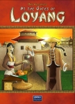 
						At the Gates of Loyang é um jogo de negociação em que você é capaz de produzir bens e depois vendê-los aos clientes. Você pode usar as habilidades de alguns ajudantes para aumentar sua renda ou produção.<br />
<br />
Campos, clientes, colaboradores, e objetos diversos são representados por cartas. Cada jogador recebe duas dessas cartas por rodada, distribuídos por um mecanismo de licitação/seleção no qual acaba com uma das cartas em sua mão e a outra vai para a oferta pública à todos os jogadores. Além disso, para estas cartas você sempre recebe um campo livre por rodada.<br />
<br />
Colocar uma mercadoria em um campo preenche o campo completamente com produtos deste tipo. A cada rodada, uma unidade por campo é colhida. Após o plantio, colheita e distribuição de cartas, cada jogador pode usar quantas ações como quiser, só limitado pelo número de suas cartas ou o número de bens que ele possui. <br />
<br />
No final do turno, ele pode investir o dinheiro ganho em uma faixa de pontuação. O jogo termina depois de um certo número de rodadas, e o jogador que for o primeiro na trilha de pontuação vence.					
				 -  Jogos de Estratégia -  Agricultura; Exploração; Náutico; Jogo Festivo -  Negociação; Movimento de Área; Eliminação de Jogadores; Jogadores com Diferentes Habilidades