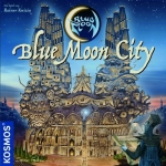 
						O jogo de tabuleiro Blue Moon City inicia onde o jogo para dois jogadores (Blue Moon) terminou: a reconstrução da cidade destruída de Blue Moon. O tabuleiro, ilustrado por Franz Vohwinkel, assim como muitos artistas americanos de fantasia, é composto por 21 grandes placas, que mostram os planos de construção de um lado e os edifícios em sua glória reconstruídos no outro. Como no jogo de 2 jogadores, o jogo inclui três grandes dragões de plástico moldado.<br />
<br />
No início do jogo, todas as peças de tabuleiro mostram seus lados do plano de construção. O objetivo do jogo é a utilização de cartas com as raças de Blue Moon ajudando a reconstruir a cidade e, no final, colocar o grande Cristal do Obelisco de volta no centro da cidade. Sempre que um edifício estiver completamente reconstruído, a sua placa é virada de volta para o seu lado reconstruído. Os jogadores que ajudaram com este edifício obtém cristais e favores do dragão, que podem ser trocados por cristais em determinados momentos.<br />
<br />
O primeiro jogador que conseguir adicionar o número necessário de marcadores, pagando cristais para o Obelisco ganha o jogo. (Quatro marcadores em um jogo de 4 jogadores, cinco marcadores em um jogo 3-player e seis marcadores em um jogo para 2 pessoas.)					
				 -  Jogos de Estratégia; Espionagem; Fantasia; Ficção Científica -  Construção de Cidades; Dedução; Jogo Festivo; Fantasia -  Administração de Cartas; Colecionar Componentes; Controle/Influência de Área; Movimento de Área