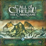 
						Bem-vindo ao mundo de Call of Cthulhu: The Card Game, um mundo baseado na ficção fantástica de HP Lovecraft e seu círculo literário. Neste mundo, os conflitos raivosos entre os poderes cósmicos que querem o mundo para seus próprios propósitos insondáveis e as agências humanas dedicada a detê-los.<br />
<br />
O mundo estranho dos Mythos de Cthulhu de H.P. Lovecraft atraiu fãs em mais de 80 anos, com seus temas ricamente pintados de suspense, aventura e de mistério. Call of Cthulhu: The Card Game é totalmente imerso neste ambiente e  coloca o jogador no controle de algumas das facetas desse mundo.<br />
<br />
Um jogo típico de Call of Cthulhu é rápido e tem um alto nível de interação entre os jogadores, análise de informações abertas, planejamento e estratégia. Há uma grande variedade de possíveis combinações de facções (Syndicate com Agência, Cthulhu com Hastur, etc) e cada combinação irá exigir uma abordagem diferente, desafiadora, proporcionando altos níveis de re-jogabilidade.					
				 -  Jogos Customizáveis -  Jogo de Cartas; Horror; Economia -  Administração de Cartas; Colocação de Peças; Leilão; Toma essa
