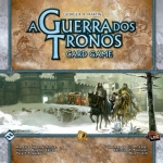 
						Os amados heróis, vilões, territórios e eventos da saga -As Crônicas de Gelo e Fogo- de George R.R. Martin ganham vida neste card game colecionável e customizável: A Guerra dos Tronos - Jogo Base.<br />
<br />
Jogadores assumem controle dos Starks, Baratheons, Lannisters ou Targaryens, na tentativa de abrir seu caminho para a vitória, através de planos, lutas, conspirações e subornos.<br />
<br />
O card game A Guerra dos Tronos pode ser jogado no formato -luta pelo poder-, com 3 ou 4 jogadores, ou no formato -duelo- com 2 jogadores. Independente do formato escolhido, o jogo está apenas começando!<br />
<br />
No mundo dos Living Card Game (Jogo de Cartas Expansível), centenas de cartas adicionais estão disponíveis, permitindo aos jogadores customizarem as quatro casas inclusas nesse Jogo Base, ou ainda criarem baralhos completamente originais. 					
				 -  Jogos Customizáveis -  Jogo de Cartas; Tema de Cinema/TV/Rádio; Fantasia; Livro -  Ação Simultânea; Administração de Cartas; Jogadores com Diferentes Habilidades; Jogo em Equipe