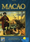 
						No final do século 17, Macao ??? a misteriosa cidade portuária na costa sul da China ??? é um interposto comercial Português no Extremo Oriente. Os jogadores assumem o papel de energéticos e ousados aventureiros. Muitas tarefas excitantes e desafios aguardam os jogadores, sejam eles um capitão, governador, artesão, ou estudioso. Aqueles que escolherem o caminho mais sábio e tiver a melhor estratégia global irá receber mais prestígio ao final.<br />
<br />
Macao dura doze rodadas, e em cada uma delas os jogadores escolhem uma nova carta dentre seis disponíveis para aquele round, duas dessas seis são reveladas no início do jogo enquanto que as outras são reveladas apenas no início do round. O deck de 96 cartas inclui todo o tipo de habilidades especiais, com as ações mais poderosas custando mais recursos para serem postas em jogo.<br />
<br />
Um jogador rola seis dados de diferentes cores, então cada jogador seleciona dois desses dados (possivelmente os mesmos escolhidos pelos oponentes) e coloca a quantidade de cubos das respectivas cores em uma -rosa-dos-ventos- personalizada. Por exemplo, se um jogador escolhe o dado azul que mostra um 5, ele coloca cinco cubos azuis na rosa-dos-ventos 5 posições a frente da rodada atual. (Um jogador nunca pode receber mais cubos que o número de rodadas restantes).<br />
<br />
Os jogadores giram a rosa-dos-ventos cada rodada, então usam os cubos disponíveis naquela rodada para executar diversas ações: ativar cartas selecionadas na rodada ou anteriormente, comprar regiões na cidade e coletar os bens disponíveis lá, mover o seu barco pela Europa para entregar esses bens, adquirir moedas de ouro, executar ações especiais das cartas adquiridas e ativadas anteriormente e avançar na ordem do turno.<br />
<br />
Os jogadores marcam pontos ao entregar bens, pagando moedas de ouro, usando poderes das suas cartas e comprando em Macao. Aquele que tiver mais pontos ao final das doze rodadas é o vencedor.<br />
<br />
Macao é o número 13 da sér -  Jogos de Estratégia -  Jogo de Dados; Fantasia; Luta; Faroeste -  Construção de Rotas; Pegar e Entregar; Rolagem de Dados; Seleção de Cartas