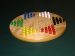 
						Damas chinesas é um jogo de tabuleiro originado em 1892 na Alemanha, chamado de Stern-Halma (-Halma estrelado-) e rebatizado ao ser lançado nos Estados Unidos para parecer mais exótico. No entanto, não é um jogo de Damas e nem tem relação alguma com a China. Há variantes para qualquer quantidade de jogadores entre dois e seis.<br />
<br />
O tabuleiro tem o formato de um hexágono estrelado. Cada jogador começa com dez peças da mesma cor, dispostas de forma compacta em uma das pontas do hexágono, e tem como objetivo movê-las todas para uma outra ponta (geralmente a imediatamente oposta; depende da forma exata como se tenha definido as regras antes do jogo - ou seja, depende da variante em uso).<br />
A movimentação das peças pode acontecer por simples deslizamento para uma casa vizinha, ou mais dramaticamente através de saltos isolados ou em sequência. Saltos podem passar por casas ocupadas (mesmo pelo inimigo) desde que haja uma casa livre logo em seguida.<br />
<br />
Ao contrário de muitos outros jogos de tabuleiro, em Damas Chinesas não acontece de se retirar peças do jogo; as peças simplesmente mudam de posição ao longo do mesmo do início até o fim da partida.<br />
					
				 -  Jogos Abstratos -  Estratégia Abstrata; Civilização; Construção de Cidades -  Cerco de Área; Apostas; Force sua sorte