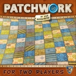 
						Em Patchwork, dois jogadores competem para construir a mais estética (e de alta pontuação) colcha de retalhos em um tabuleiro de jogo pessoal de 9x9. Para iniciar o jogo, coloque para fora todos os patches de forma aleatória em um círculo e coloque um marcador diretamente no patch 2-1. Cada jogador tem cinco botões - a moeda / pontos do jogo - e alguém é escolhido como o jogador inicial.<br />
<br />
Em um turno, um jogador ou compra um dos três patches permanentes no sentido horário do carretel ou passa. Para adquirir um patch, você paga o custo em botões mostrado no patch, avança a sua ficha na trilha do tempo um número de espaços igual ao tempo mostrado no patch, move a bobina de localização desse remendo no círculo, e  em seguida, adiciona o patch para o seu tabuleiro de jogo. Você é livre para colocar o patch em qualquer lugar em seu tabuleiro que não se sobreponha a outros patches, mas você provavelmente vai querer encaixar as coisas em conjunto com toda a força possível. Se a sua ficha de tempo está atrás ou em cima da ficha de tempo do outro jogador, então você faz outro turno; caso contrário, é o adversário que joga. Em vez de comprar um patch, você pode optar por passar; para fazer isso, você move a ficha de tempo para o espaço imediatamente à frente da ficha de tempo do adversário, em seguida, pega um botão do banco para cada espaço que você mudou.<br />
<br />
Quando um jogador realiza uma ação que move a sua ficha de tempo para o quadrado central da trilha de tempo, ele coloca o patch comprado (assumindo que ele tinha comprado um e não estava passando), e em seguida, pega um botão do banco para uma última pontuação. Uma vez que ambos os jogadores estão no centro, cada jogador perde dois botões para cada quadrado em branco em seu tabuleiro de jogo. Quem tem a maioria dos botões ganha.					
				 -  Jogos Abstratos -  Estratégia Abstrata; Jogo de Dados; Ficção Científica; Tempo Real -  Colocação de Peças; Seleção de Cartas; Administração de Cartas; Jogadores com Diferentes Habilidades