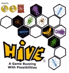 
						Hive é um jogo de estratégia altamente viciante para dois jogadores, que não é restrito por um tabuleiro e pode ser jogado em qualquer lugar de superfície plana. Hive é composto por vinte e duas peças, onze pretas e onze brancas, com uma variedade de criaturas de formas únicas de movimentação.<br />
<br />
Sem configuração inicial para fazer, o jogo começa quando a primeira peça é colocada para baixo. Como as peças subsequentes são colocadas adjacentes a esta primeira, e depois a outras peças, elas formam um padrão que se torna o tabuleiro de jogo. Ao contrário de outros jogos, as peças não são eliminadas. O objetivo do jogo é cercar totalmente a rainha do seu oponente, enquanto ao mesmo tempo tenta bloquear o seu adversário de fazer o mesmo com a sua rainha. O jogador que cercar totalmente a rainha do adversário ganha o jogo.					
				 -  Jogos Abstratos -  Animais; Ficção Científica; Fantasia -  Colocação de Peças; Jogadores com Diferentes Habilidades; Movimento de Área; Rolagem de Dados