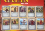 
						Essa mini-expansão para Colonizadores de Catan acrescenta cartas de suporte ao jogo base original. As cartas são versões temáticas das cartas de personagens introduzidas no -Star Trek: Catan- (Spock, Cap. Kirk, ...). Com elas a única diferença entre as duas versões de Catan é o tema e arte. Elas são compatíveis com -Catan: Seafarers-, -Colonizadores de Catan- e a -Expansão para 5-6 jogadores-.					
				 -  Jogos de Estratégia -  Construção de Cidades; Negociação -  Jogadores com Diferentes Habilidades