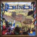 
						Em Dominion, cada jogador começa com um pequeno, mas idêntico monte de cartas. No centro da mesa fica uma seleção de outras cartas que os jogadores podem comprar, pagando o seu custo. Através de sua seleção de cartas, os jogadores constroem seu próprio monte de acordo com o seu gosto. <br />
<br />
Dominion não é um TCG, mas a mecânica do jogo é semelhante à construção de um baralho TCG. O jogo vem com 500 cartas. Você seleciona 10 dos 25 tipos de cartas para incluir em qualquer jogo, aumentando a rejogabilidade e acrescentando mais variações durante as partidas.					
				 -  Jogos de Estraté -  Jogo de Cartas; Economia; Medieval; Ficção Científica -  Administração de Cartas; Construção de Baralho/Peças; Alocação de Trabalhadores; Colecionar Componentes