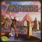 
						7 Wonders dura três eras. Os jogadores têm tabuleiros individuais com poderes especiais (???maravilhas???), onde são colocadas suas cartas. <br />
<br />
Em cada era, os jogadores recebem sete cartas, escolhem uma, e em seguida, passam o restante para um jogador ao lado. Os jogadores revelam suas cartas simultaneamente, podendo fazê-lo de três maneiras: descartando-a para receber ouro, usando-a para evoluir a sua ???maravilha???, ou utilizando-a, e para isso deve pagar recursos (se necessário), momento em que há interação com outros jogadores de várias maneiras (interessante que esta interação é apenas com jogadores que estão exatamente ao seu lado; com os demais não se pode negociar). <br />
<br />
Finalizada esta etapa, cada jogador escolhe uma das cartas restantes (aquelas que recebeu de seu ???vizinho???), e o processo se repete até que seis cartas sejam utilizadas ??? o que configura o fim daquela era, momento em que existirá um combate com seus vizinhos. Depois de três eras, o jogo termina.<br />
<br />
Em essência 7 Wonders é um jogo de cartas e desenvolvimento. Algumas cartas têm efeitos imediatos, enquanto outros oferecem bônus ou upgrades mais tarde no jogo; algumas geram descontos para compras futuras; algumas fornecem força militar para dominar os seus vizinhos e outras dão apenas pontos de vitória. Como no jogo você sempre sabe quais as cartas que o seu vizinho está recebendo, pode-se imaginar como as próximas escolhas deles poderão afetar o que você já construiu.<br />
<br />
Embora a caixa de edições anteriores está listada como sendo de 3-7 jogadores, há uma variante 2-jogador oficial incluída nas instruções.					
				 -  Jogos de Estraté -  Antiguidade; Jogo de Cartas; Horror; Luta -  Ação Simultânea; Colecionar Componentes; Jogadores com Diferentes Habilidades; Narração de Histórias