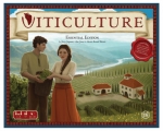 
						Em Viticulture, os jogadores assumem os papéis de pessoas da rústica Toscana, que herdaram vinhas escassas. Eles têm algumas parcelas de terra, uma pequena adega, e três trabalhadores. Cada um tem um sonho de ser o primeiro a fazer sucesso com sua adega.<br />
<br />
Os jogadores determinam como eles querem alocar seus trabalhadores ao longo do ano. Cada temporada é diferente em uma vinha, de modo que os trabalhadores têm diferentes tarefas que podem fazer no verão e no inverno. Há competição sobre essas tarefas, e muitas vezes o primeiro trabalhador a chegar ao trabalho tem uma vantagem sobre os trabalhadores subsequentes.<br />
<br />
Felizmente para os jogadores, as pessoas gostam de visitar vinícolas, e acontece que muitos desses visitantes estão dispostos a ajudar enquanto visitam. Suas visitas (na forma de cartas) são breves, mas pode ser muito útil.<br />
<br />
Usando esses trabalhadores e visitantes, os jogadores podem expandir as suas vinhas através da construção de estruturas e de plantação de vinha (cartas de videira) e preencher ordens de vinho, os jogadores trabalham com o objetivo de ser a vinícola mais bem sucedida da Toscana.<br />
<br />
Viticulture - Essential Edition vem com os componentes do Viticulture, mas adiciona algumas expansões do Tuscany (Mama & Papa, Fields, Automa, Advanced Visitors + Extra Visitors) e alguns ajustes de regras.					
				 -  Jogos de Estratégia -  Agricultura; Blefe; Jogo de Cartas; Dedução -  Administração de Cartas; Alocação de Trabalhadores; Linha de Tempo; Movimento em Grades