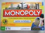 
						Monopoly é um jogo tradicional de compra e venda de propriedades, inventado na década de 30 nos Estados Unidos. Um jogo para crianças com mais de 8 anos. Mas adultos também vão se divertir bastante. ?? para ser jogado com amigos e, principalmente, em família!<br />
<br />
E então?! Que tal unir mais a família tendo como pretexto um jogo bem bacana e, de quebra, plantar no filhão - ou filhona, sobrinho(a), entenado(a), neto(a), etc., etc., etc. - a sementinha que poderá fazer dele um futuro empreendedor de sucesso?!					
				 -  Jogos Familiares -  Negociação; Dedução; Ficção Científica -  Movimento Ponto-a-Ponto; Colocação de Peças; Controle/Influência de Área; Seleção de Cartas